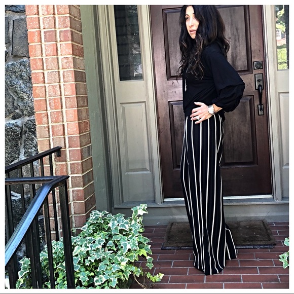 ✨LAST ONE✨Black tie back top - Picture 5 of 8